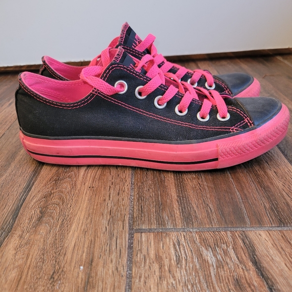 Converse Low Top Black and Pink Chucks - Picture 5 of 8